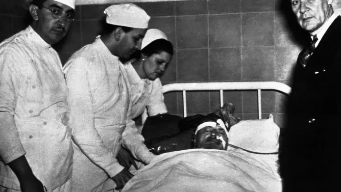 Lev Trockij v nemocnici po atentátu
