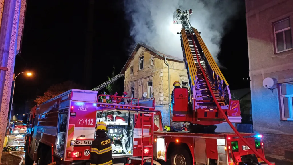 Zásah hasičů u požáru domu v Mariánských Lázních
