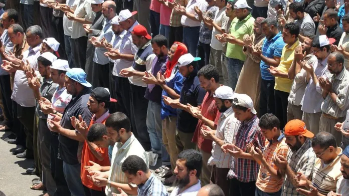 Příznivci Mursího a Muslimského bratrstva se modlí během demostrace na náměstí Tahrír