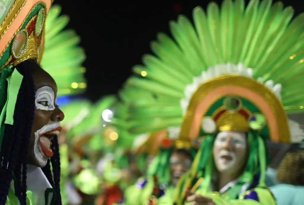 Přehlídka tanečních škol na Sambodromu během karnevalu v Riu 2018
