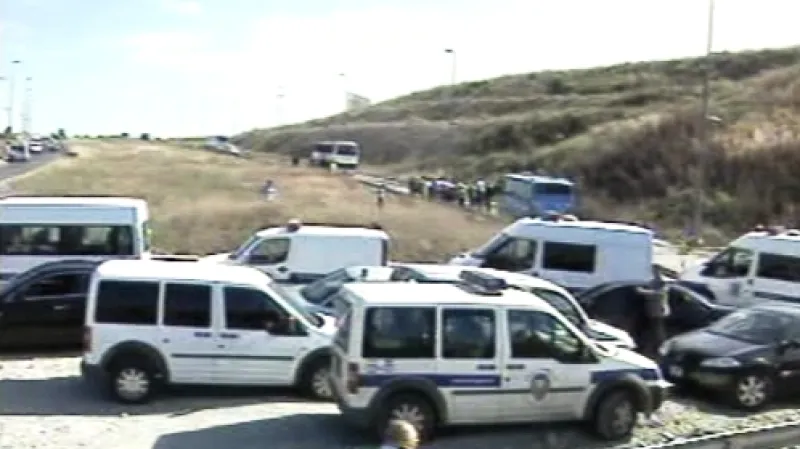 Turecká policie vyšetřuje útok na autobus s vojáky