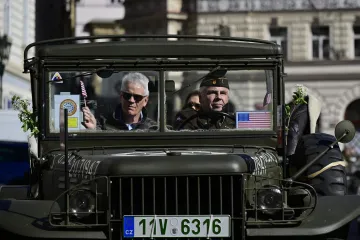 OBRAZEM: Historický konvoj připomněl v Praze výročí konce druhé světové války