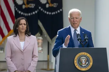 Biden vzdal hold policistům bránícím Kapitol před rozzuřenými stoupenci Trumpa