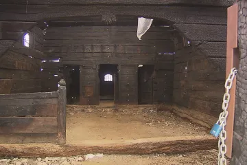 Vyhořelý dřevěný kostel na pražském Petříně čeká na rekonstrukci. Jeho zbytky zatím chrání kamery