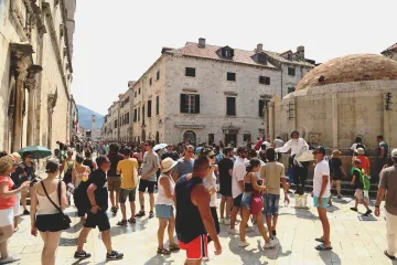 Zpoplatnit či regulovat. Země se snaží krotit nadměrnou turistiku