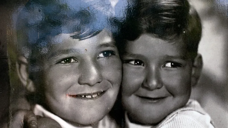 Tomáš a Toník Graumannovi. Toník nemohl z důvodu nemoci odjet stejným vlakem jako bratr. Měl ho následovat hned o měsíc později, v září 1939...