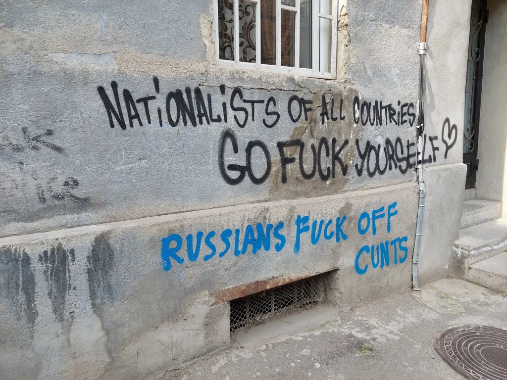 Modře „Ruské d**ky, jděte do p***le“, černě „Nacionalisté všech zemí, jděte do p***le“