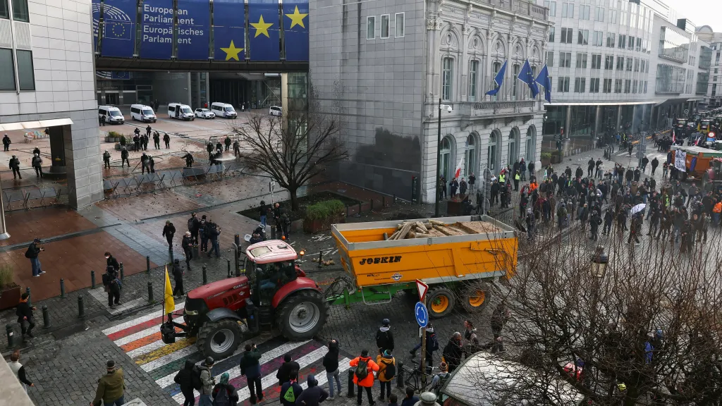 Protesty zemědělců před Evropským parlamentem během summitu Evropské unie