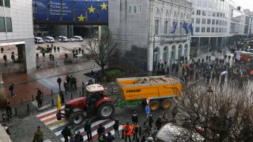 Protesty zemědělců před Evropským parlamentem během summitu Evropské unie