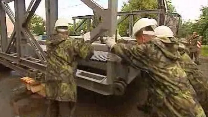 Armáda staví provizorní most - archiv
