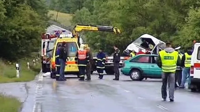 Havárie mikrobusu a osobního auta v Damicích na Karlovarsku