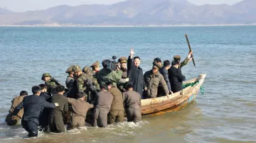 Kim Čong-un s vojenskými důstojníky