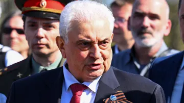 Velvyslanec Sergej Nečajev při oslavách 9. května se svatojiřskou stuhou, která byla původně symbolem oslav Dne vítězství v postsovětských zemích, ale později se stala symbolem podporovatelů ruské agrese proti Ukrajině