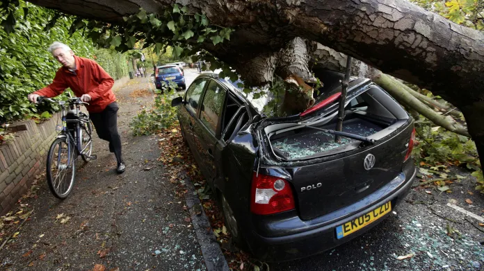 V Británii padají kvůli bouři stromy