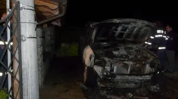 Noční požár dvou aut v Těšeticích
