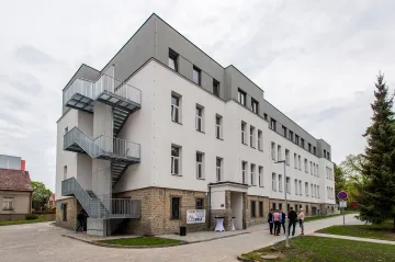 Nový domov seniorů v Opočně je hotový. Sloužit má kvůli problémům s vybavením až na podzim