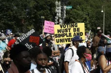 Desítky tisíc lidí demonstrovaly v USA  za volební práva menšin, kritizují reformy republikánů