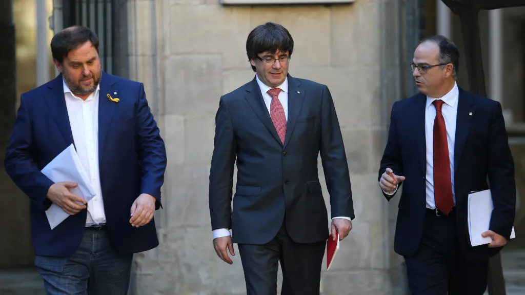 Carles Puigdemont přichází na zasedání katalánské vlády