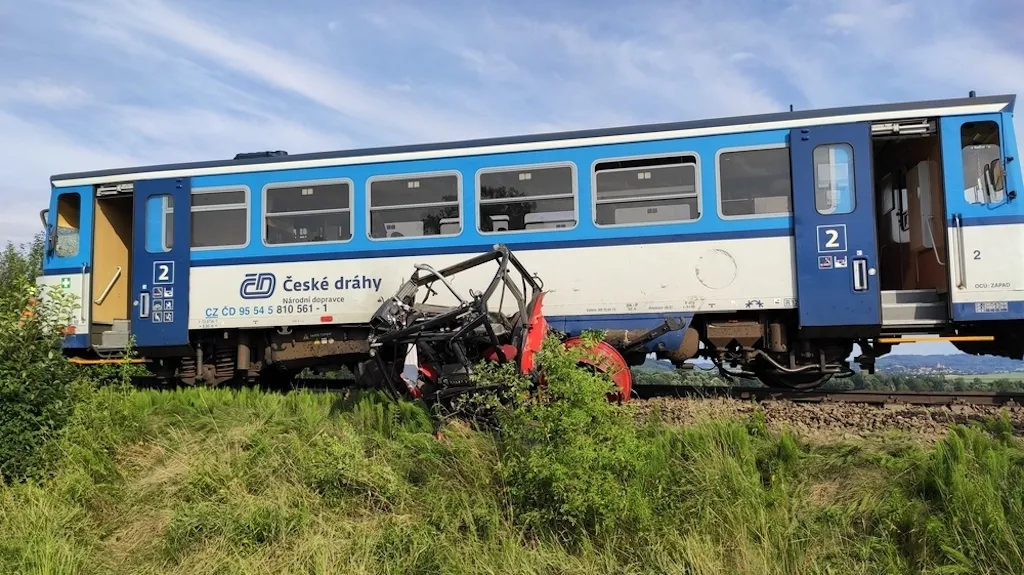Srážka vlaku s traktorem u Bezděkova na Klatovsku
