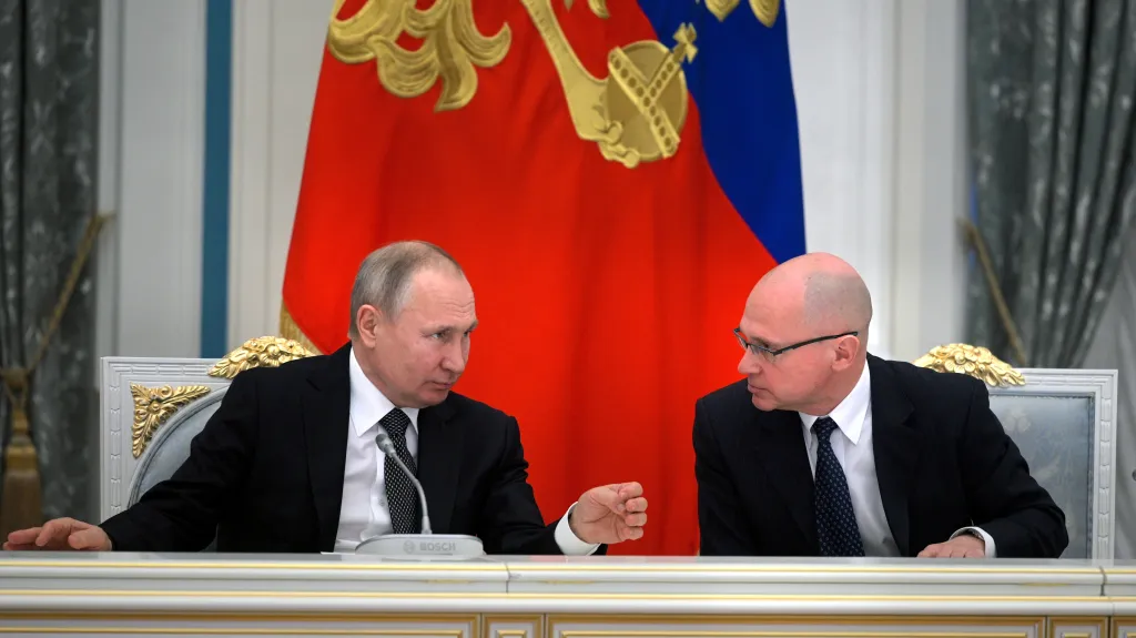 Ruský vůdce Vladimir Putin a náměstek Sergej Kirijenko