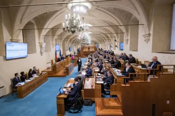 Senát schválil roční odklad povinného používání národního geoportálu