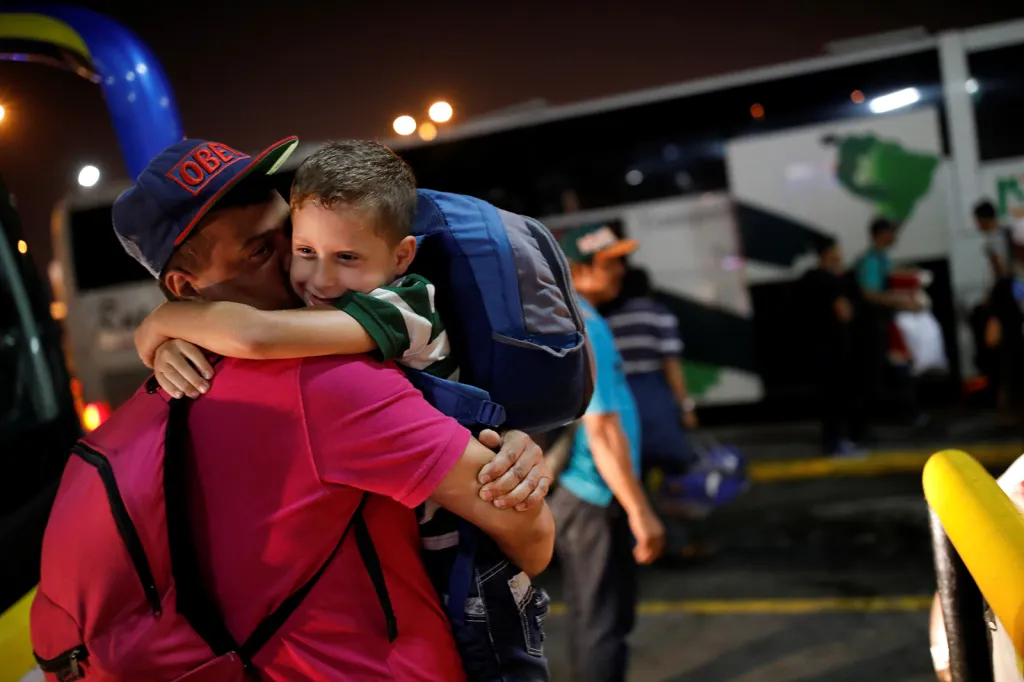Josmer Rivas (7 let) po dlouhé cestě autobusem s matkou z venezuelského Caracasu objímá svého otce po příjezdu na autobusové nádraží v Guayaquile v Ekvádoru. „Josmerova matka Genesis mi řekla, že její manžel a Josmerův otec je bude čekat u terminálu a že její syn se velice těší na otce, který se sem přestěhoval před čtyřmi měsíci. Josmer vyběhl, vyskočil do jeho náruče a z jeho očí prýštilo štěstí.“