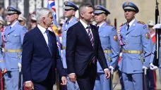 Zleva český prezident Petr Pavel a nový slovenský prezident Peter Pellegrini na oficiální návštěvě Česka