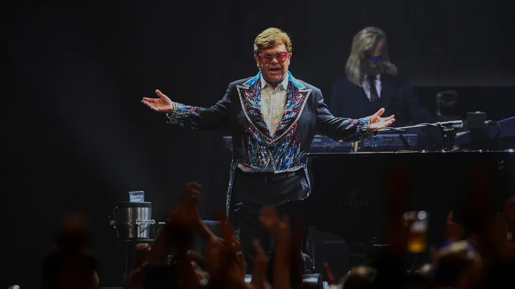 Elton John během koncertu ve Stockholmu