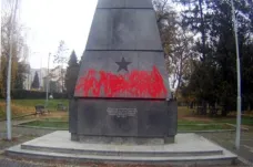 Další pomník potřísněný červenou. Barva poškodila brněnský památník rudoarmějců