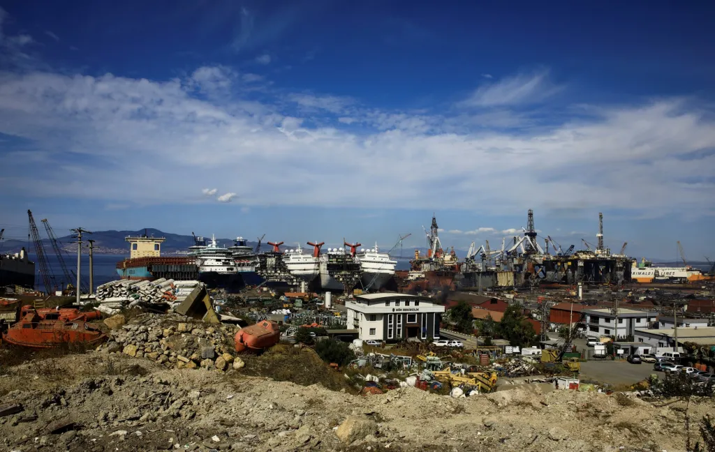 Pandemie onemocnění covid-19 má za následek úpadek lodního turismu v Turecku. Ve městě Smyrna demontují dělníci malé i obří lodě