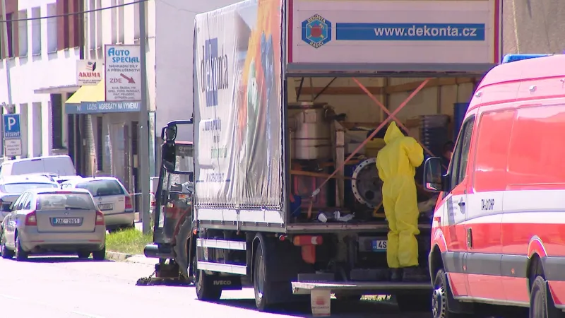 Na místě jsou i pracovníci v protichemických oblecích