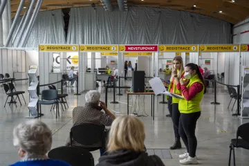 Rozbíhá se registrace k očkování pro další věkovou skupinu, frekvence testování ve školách se sníží