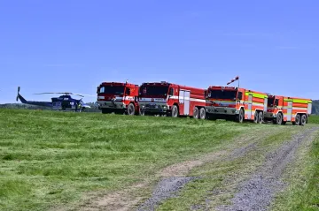 U požáru v Českém Švýcarsku dál zasahují stovky hasičů, pomáhají i vrtulníky