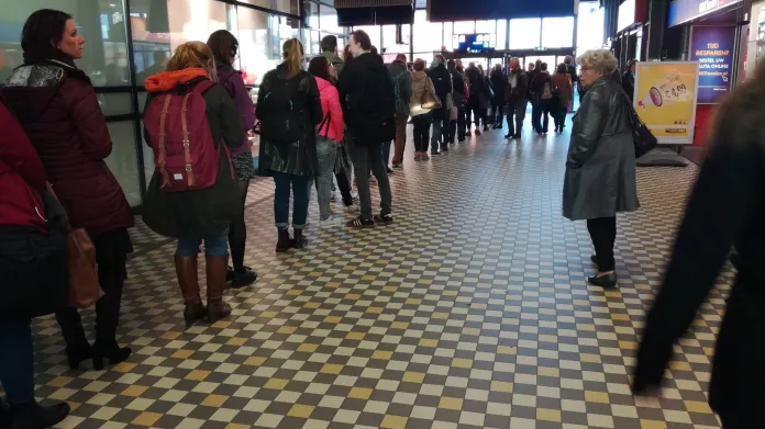 Voliči čekají ve frontě na nádraží v Nijmegen