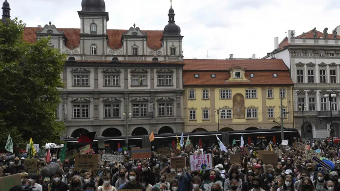 Demonstranti na Malostranském náměstí v Praze