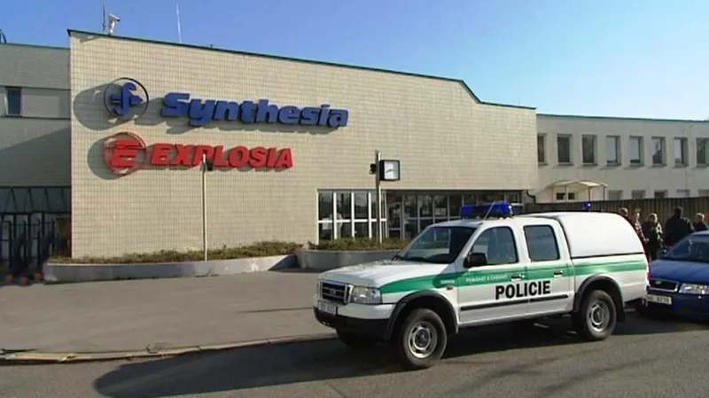 Policejní vůz před Explosií