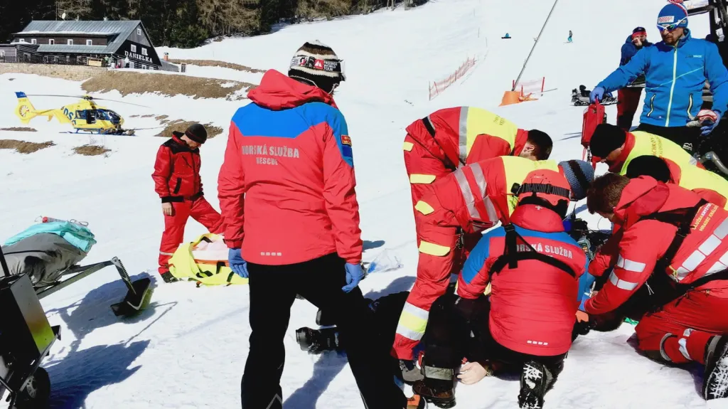 Záchranáři se snažili lyžaře oživit
