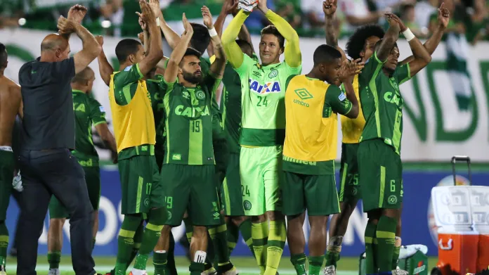 Fotbalisté brazilského týmu Chapecoense slaví výhru v semifinále Jihoamerického poháru