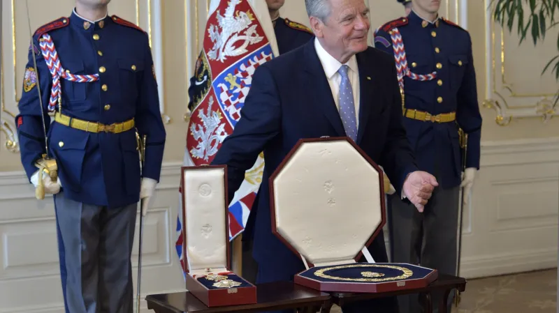 Oba prezidenti si předali vyznamenání