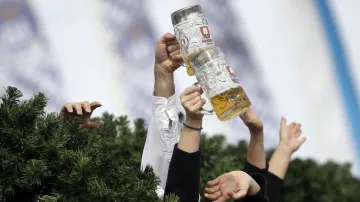Mnichovský starosta Dieter Reiter slavnostně naráží první sud piva pro 185. ročník Oktoberfestu