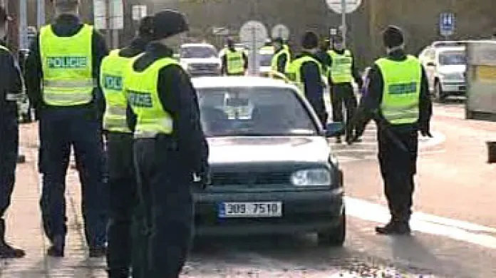 Policisté kontrolují příjíždějící auta do severočeského Litvínova, kde má proběhnout demonstrance sympatizantů Dělnické strany.