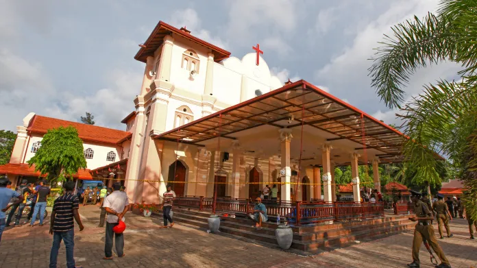 Srílanské bezpečnostní složky u kostela ve městě Negombo
