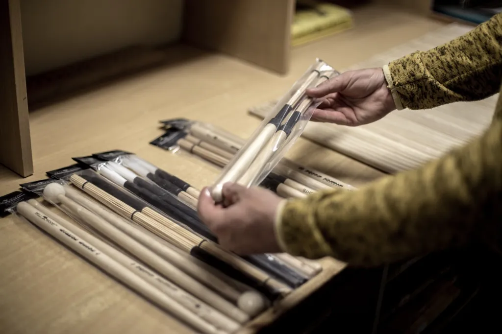 Jednotlivé paličky mají dokonce svoji kategorizaci, která je značena číslem a písmenem. Profesionální bubeníci se v tomto rozlišení orientují. Jihočeská manufaktura PellWood vyrábí přes 60 druhů paliček, například filcové, špejlové, zesílené, odlehčené nebo dětské