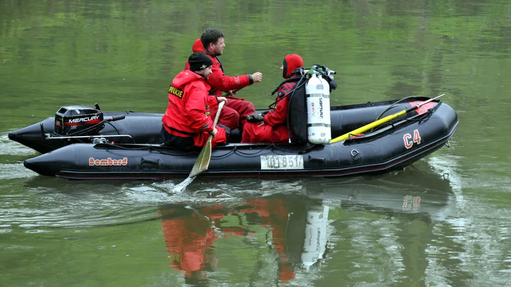 Policisté a hasiči pátrají po vodácích