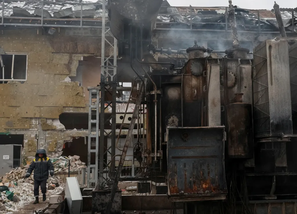 Dělníci opravují rozvodnou síť v Oděse poškozenou ruským ostřelováním