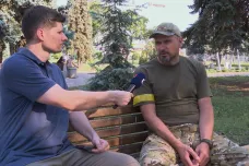 Odložil kameru a nastoupil do války. Režisér Sencov po letech ve vězení bojuje za Ukrajinu