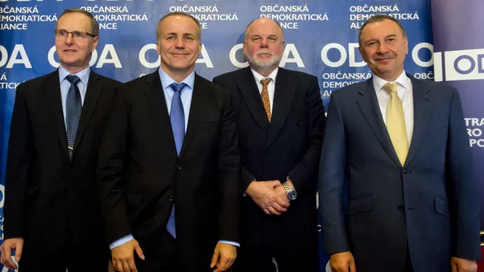 Předseda ODA Pavel Sehnal (druhý zleva) a členové předsednictva