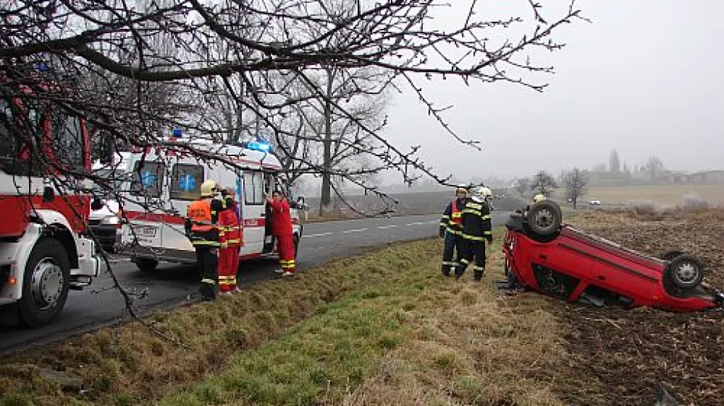 Škodovka skončila po nehodě na poli