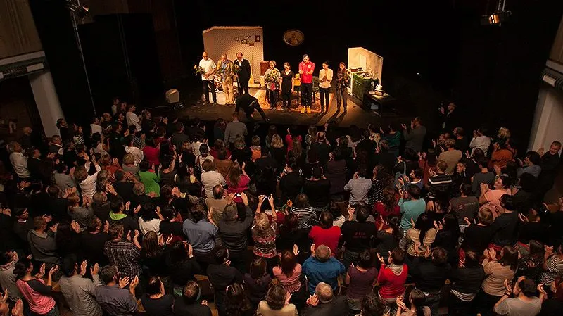 Ovace zaplněného Hraničáře po premiéře Činoheráku Ústí