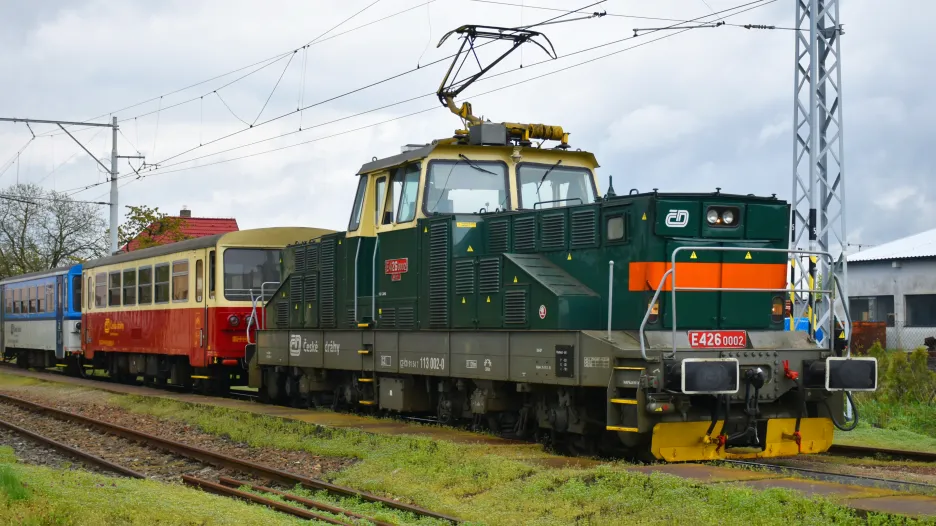 Vlak na nejstarší elektrizované trati v Čechách, která vede z Tábora do Bechyně. Od 13. 6. jich bude jezdit méně